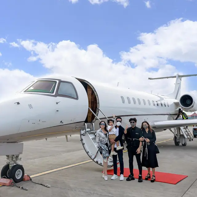 6 Potret Aurel dan Atta Berangkat Honeymoon Naik Jet Pribadi, Selalu Mesra