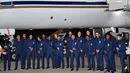 Para pemain Brasil menggunakan setelan jas saat tiba di Sochi airport, Rusia, (11/6/2018). Brasil berada pada grup E dengan Kosta Rika, Swis dan Serbia. (AFP/Nelson Almeida)