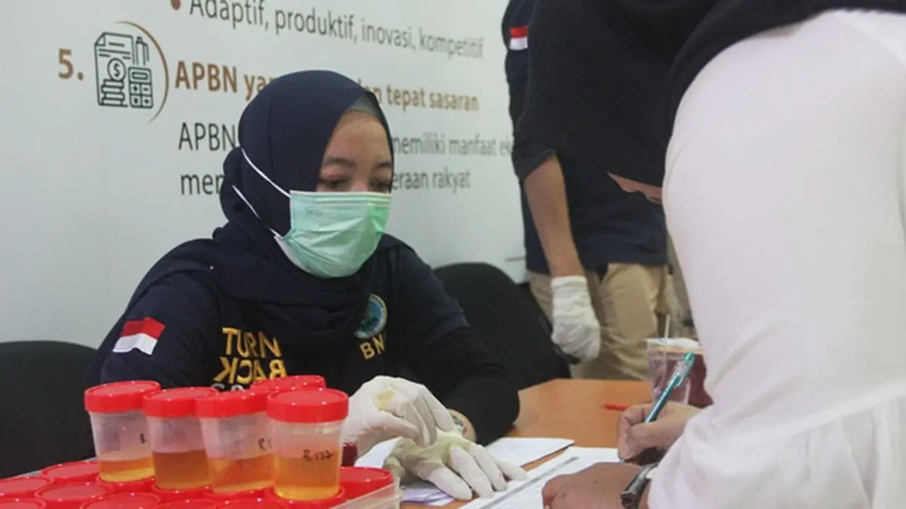 BNN Riau melakukan tes urine terhadap ratusan PNS dan honored di Pemprov Riau.