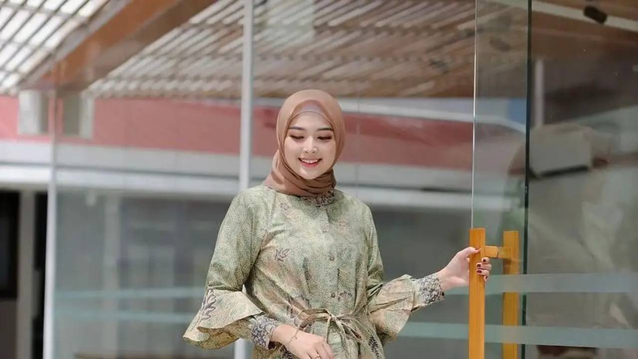 8 Inspirasi Model Batik Hijab untuk Kerja, Formal nan Berkelas