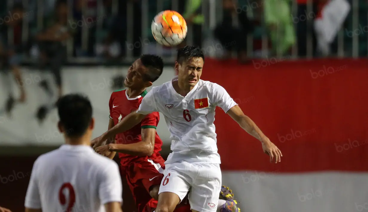 Pemain Timnas Indonesia, Abdul Rachman (kiri) berduel dengan pemain Vietnam pada laga uji coba di Stadion Maguwoharjo, Sleman, Minggu (09/10/2016). (Bola.com/Nicklas Hanoatubun)