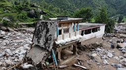 Tim penyelamat Pakistan terus berupaya mencari korban selamat dari banjir bandang yang menghantam distrik Buner, provinsi Khyber Pakhtunkhwa, pada 17 Agustus 2025. (Abdul MAJEED/AFP)