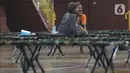 Para tunawisma beristirahat di GOR Ciracas, Jakarta, Selasa (28/4/2020). Untuk mencegah meluasnya virus Covid-19, Pemprov DKI Jakarta menyiapkan seluruh GOR di Jakarta untuk menampung tunawisma, salah satunya GOR Ciracas dengan kapasitas 100 tempat tidur. (Liputan6.com/Helmi Fithriansyah)