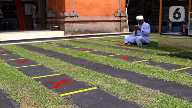 Penanda jaga jarak fisik atau physical distancing terpasang di Pura Kerta Jaya, Kota Tangerang, Banten, Rabu (3/6/2020). Pura Kerta Jaya menerapkan pemberlakuan protokol kesehatan selama masa pandemi virus corona COVID-19 seiring rencana kembali dibukanya tempat ibadah. (Liputan6.com/Angga Yuniar)