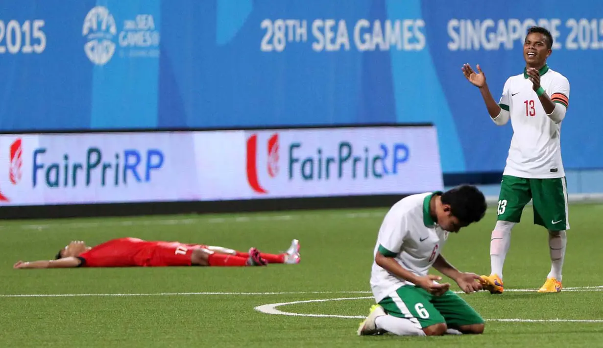 Ekspresi Evan Dimas Darmono dan Manahati Lestusen (kanan) setelah memastikan lolos ke Semi Final SEA Games 2015. (Bola.com/Arief Bagus)
