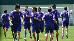 Para punggawa Fiorentina tengah melakukan latihan terakhir jelang pertandingan melawan Dynamo Kiev pada leg ke-2 perempatfinal European League, Kamis (23/4/2015). (AFP)