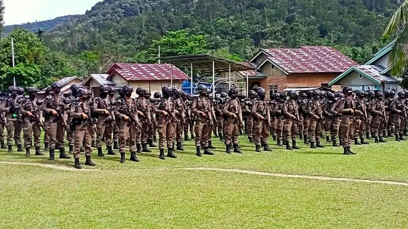 Personel Brimob yang dikirimkan Polda Riau ke Suaka Margasatwa Rimbang Baling menumpas pelaku ilegal logging.