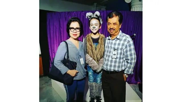 6 Momen Noah Sinclair Bareng Kakek Nenek, Selalu Diperhatikan