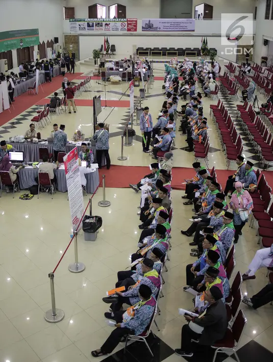 Calon jemaah haji kloter pertama mengantre saat melakukan kelengkapan administrasi di Asrama Haji, Jakarta, Sabtu (6/7/2019). Pengecekan kelengkapan administrasi berupa cek kesehatan, foto biometrik dan sidik jari untuk keperluan imigrasi di embarkasi. (Liputan6.com/Faizal Fanani)