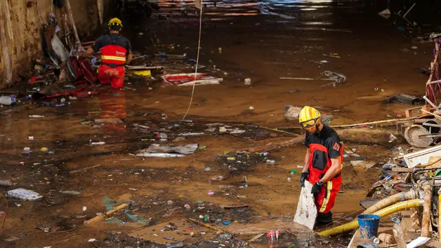 Tim Penyelamat Gabungan Berjibaku Evakuasi Korban Banjir Spanyol