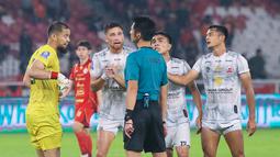 Pemain Madura United melakukan protes kepada wasit saat melawan Persija Jakarta pada laga pekan ke-18 BRI Super League 2025/2026, Jumat (23/01/2026). (Bola.com/M Iqbal Ichsan)