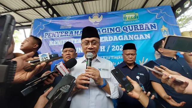 Menteri Perdagangan Zulkifli Hasan mulai membagikan daging kurban kepada pekerja di lingkungan Kementerian Perdagangan. (Foto: Liputan6.com/Arief RH)
