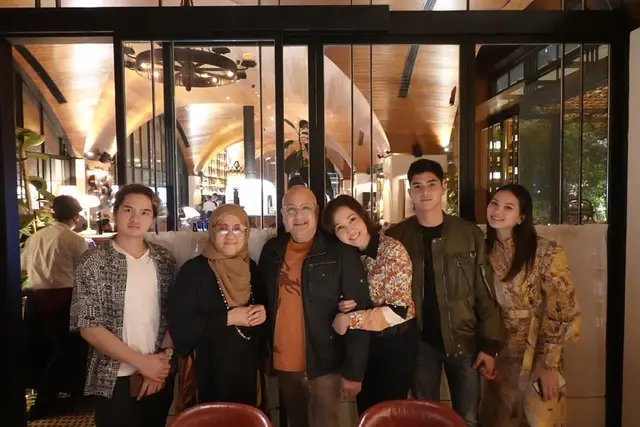 7 Potret momen kedekatan Irwan Mussry dengan orang tua Maia Estianty, menantu idaman mertua