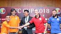 Pelatih Tampines Rovers, Juergen Raab (2kanan) bersalaman Riko Simanjuntak saat konferensi pers Piala AFC 2018  di Hotel Sultan, Jakarta (27/2/2018). Persija melawan Tampines Rovers pada 28 Februari 2018. (Bola.com/Nick Hanoatubun)