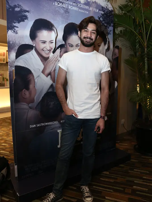 "Saya jarang memutuskan baca novel dari semua film. Saya bohong film lain saya baca novelnya, saya terpaku dari skrip. Akhirnya saya baca novelnya dan suka banget sama film ini," aku Reza Rahadian. (Galih W. Satria/Bintang.com)