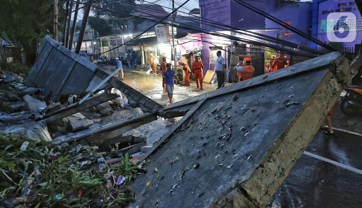 Sebuah tembok beton roboh di area Kalibata Timur, Jakarta Selatan, Rabu (7/5/2025) sore. (detikai.com/Angga Yuniar)