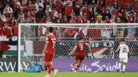 Suporter Timnas Indonesia tampak histeris saat melihat gol pemain Irak, Osama Rashid, ke gawang Indonesia pada laga perdana Grup D Piala Asia 2023 di Ahmed bin Ali Stadium, Senin (15/01/2024). (AFP/Karim Jaafar)