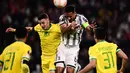 Gelandang Nantes Andrei Girotto (Kiri) dan bek Juventus Danilo melakukan sundulan dalam duel leg pertama play-off babak gugur Liga Europa 2022/2023 di Allianz Stadium, Jumat (17/2/2023) dini hari WIB. Juventus ditahan imbang Nantes dengan skor 1-1. (Photo by Marco BERTORELLO / AFP)