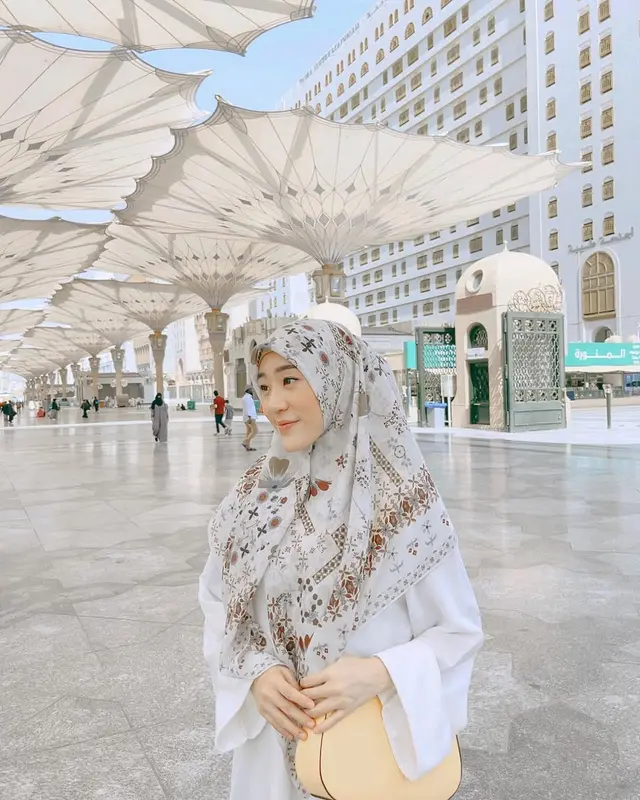 Jadi perjalanan spritiual, intip potret 6 artis mualaf yang jalani Ibadah umrah