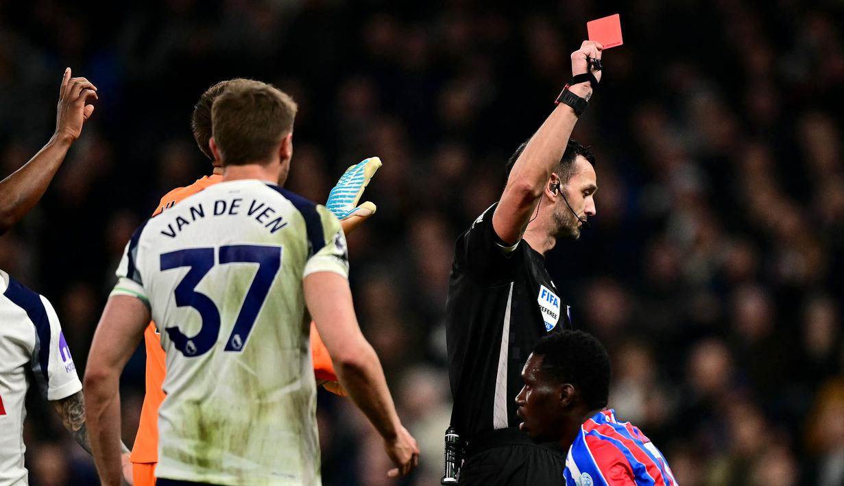 Pelanggaran tersebut membuat Van de Ven diganjar kartu merah langsung oleh wasit dan membuat Tottenham Hotspur bermain dengan 10 pemain. (AFP/Benstansall)