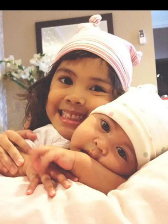 Potret Alaia dan Aluna putri Kenang Mirdad dan Tyna Dwi Jayanti. [Foto: Instagram/tynadwijayanti]