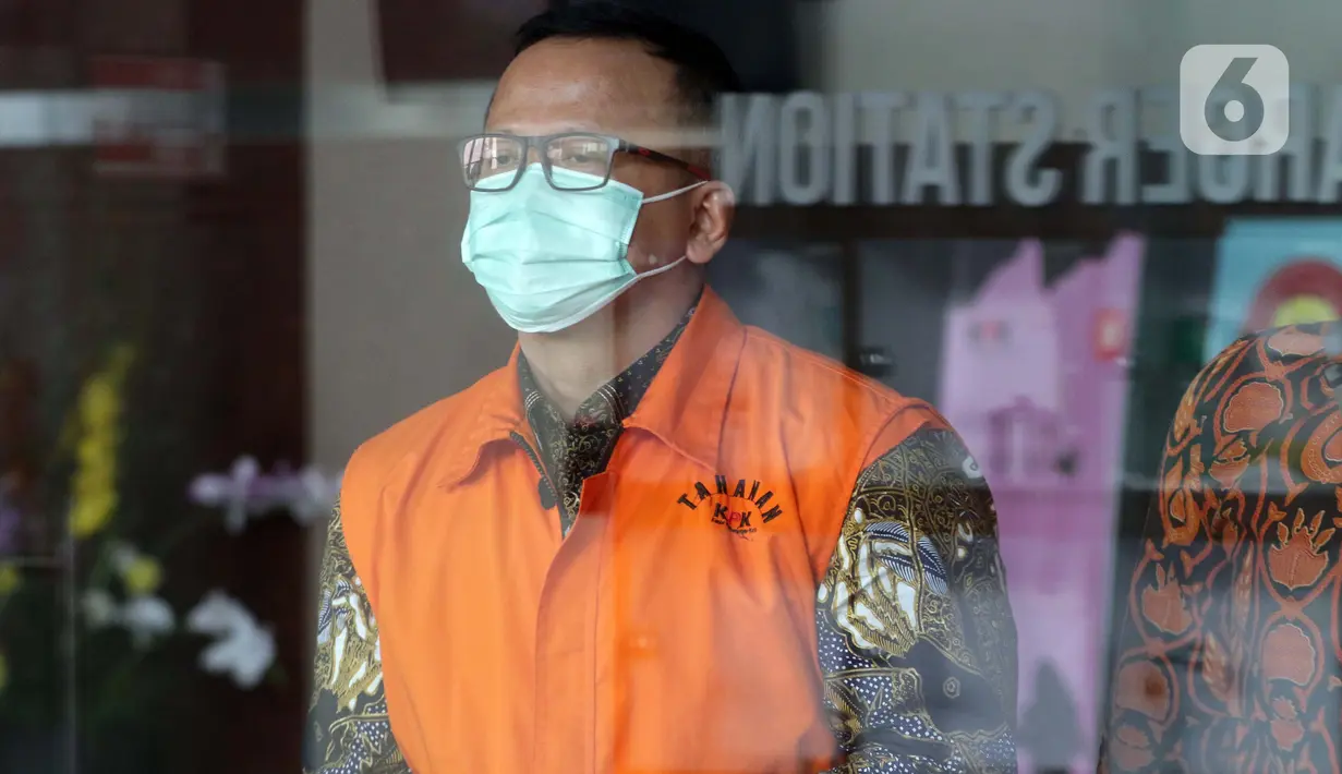 Terdakwa suap izin ekspor benih lobster tahun 2020, Edhy Prabowo usai menjalani sidang pembacaan putusan hakim pengadilan Tipikor melalui daring di Gedung KPK Jakarta, Kamis (15/7/2021). Mantan Menteri KP, Edhy Prabowo dihukum lima tahun penjara, denda Rp 400 juta. (Liputan6.com/Helmi Fithriansyah)