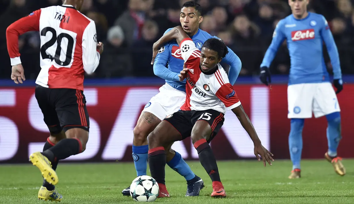 Tyrell Malacia menjadi sosok yang tak tergantikan di posisi bek kiri Feyenoord di bawah asuhan Arne Slot. Pemain jebolan akademi Feyenoord itu bisa jadi tambahan yang bagus untuk menambal rapuhnya pertahanan Manchester United. (AFP/John Thys)