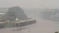Kabut asap pekat menyelimuti rumah dan Jembatan Siak III di Pekanbaru mulai terlihat samar. (Liputan6.com/M Syukur)