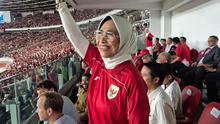Ketua Komisi X DPR RI Hetifah Sjaifudian yang berada di tengah-tengah puluhan suporter Indonesia di Stadion Utama Gelora Bung Karno, Senayan, Jakarta, Selasa (25/3/2025) malam. (Bola.com/Nandang Permanan)