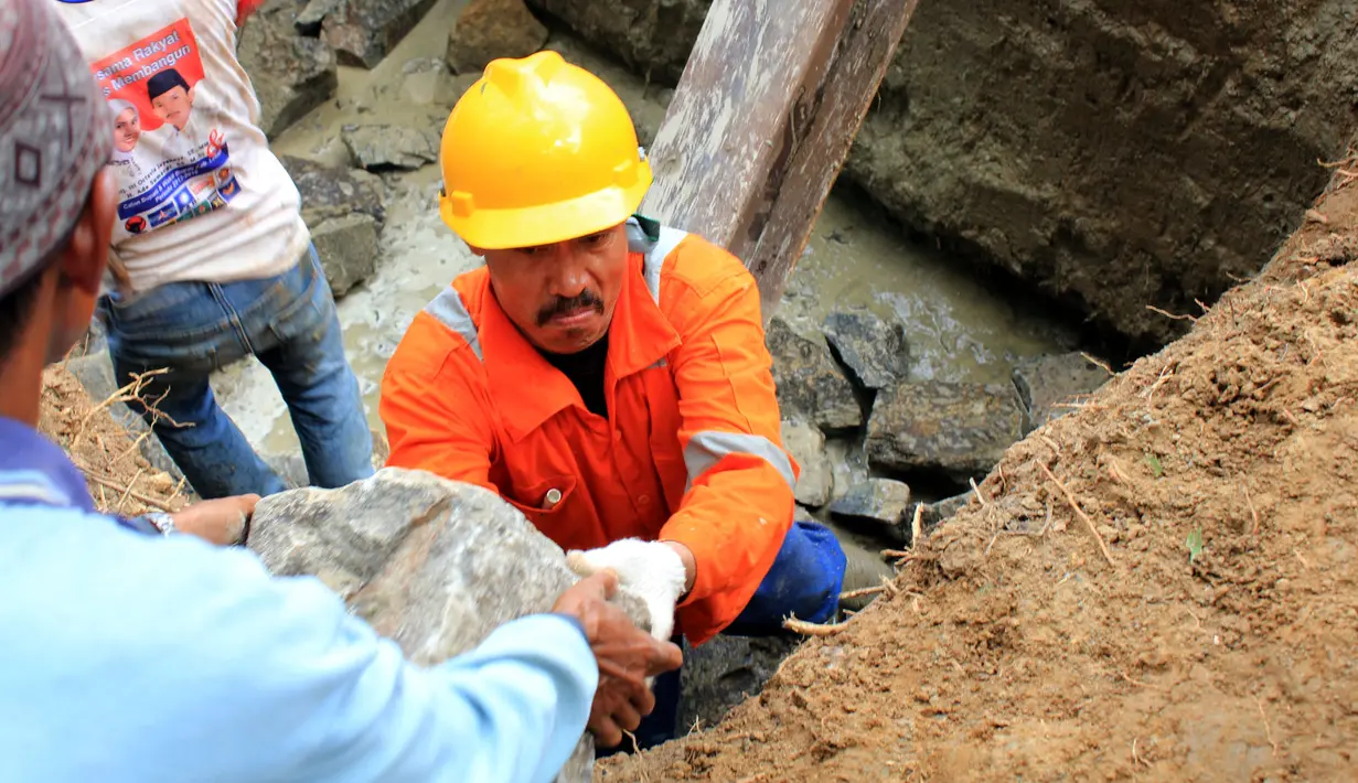 Pekerja melakukan pemasangan batu saat proses pembangunan "Jembatan Asa SCTV" di desa Jayasari, Kecamatan Cimarga, Kabupaten Lebak Banten, Minggu (3/5/2015). Program kemanusiaan tersebut dalam rangka memperingati ulang tahun SCTV yang ke-25. (Dok. SCTV)