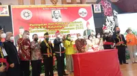 Peringatan hari pahlawan nasional Dr. G.S.S.J Ratulangi yang digelar oleh Kerukunan Keluarga Kawanua (KKK) di Rumah Radakng, Kota Pontianak, Kalimantan Barat.(Liputan6.com/Aceng Mukaram)