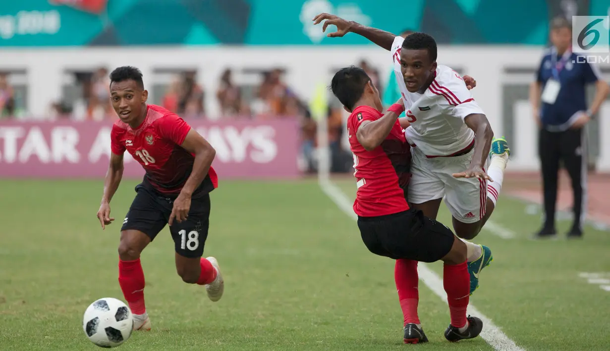 Bek Indonesia, I Putu Gede menghadang pemain Uni Emirat Arab (UEA) pada Asian Games 2018 di Stadion Wibawa Mukti, Jawa Barat, Jumat (24/8). Indonesia kalah dari UEA lewat drama adu penalti. (Bola.com/Vitalis Yogi Trisna)