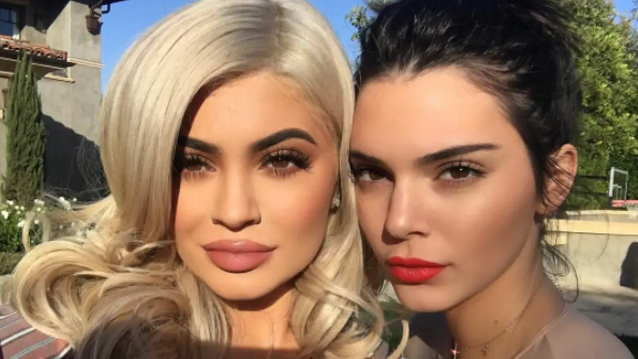 Perbedaan Gaya Makeup Kendall Jenner dan Kylie Jenner