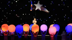 Penyanyi Katy Perry tampil tampil dengan konsep colorfull dan dikelilingi banyak cahaya saat ajang Super Bowl XLIX Halftime Show di University of Phoenix Stadium, Arizona, Amerika Serikat, Minggu (1/2/2015). (Andrew Weber-USA TODAY Sports)