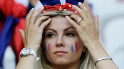 Suporter wanita Prancis merapikan rambutnya sebelum menyaksikan pertandingan melawan Norwegia pada grup A Piala Dunia Wanita 2019 di Stadion Nice, Prancis (12/6/2019). (AP Photo/Claude Paris)