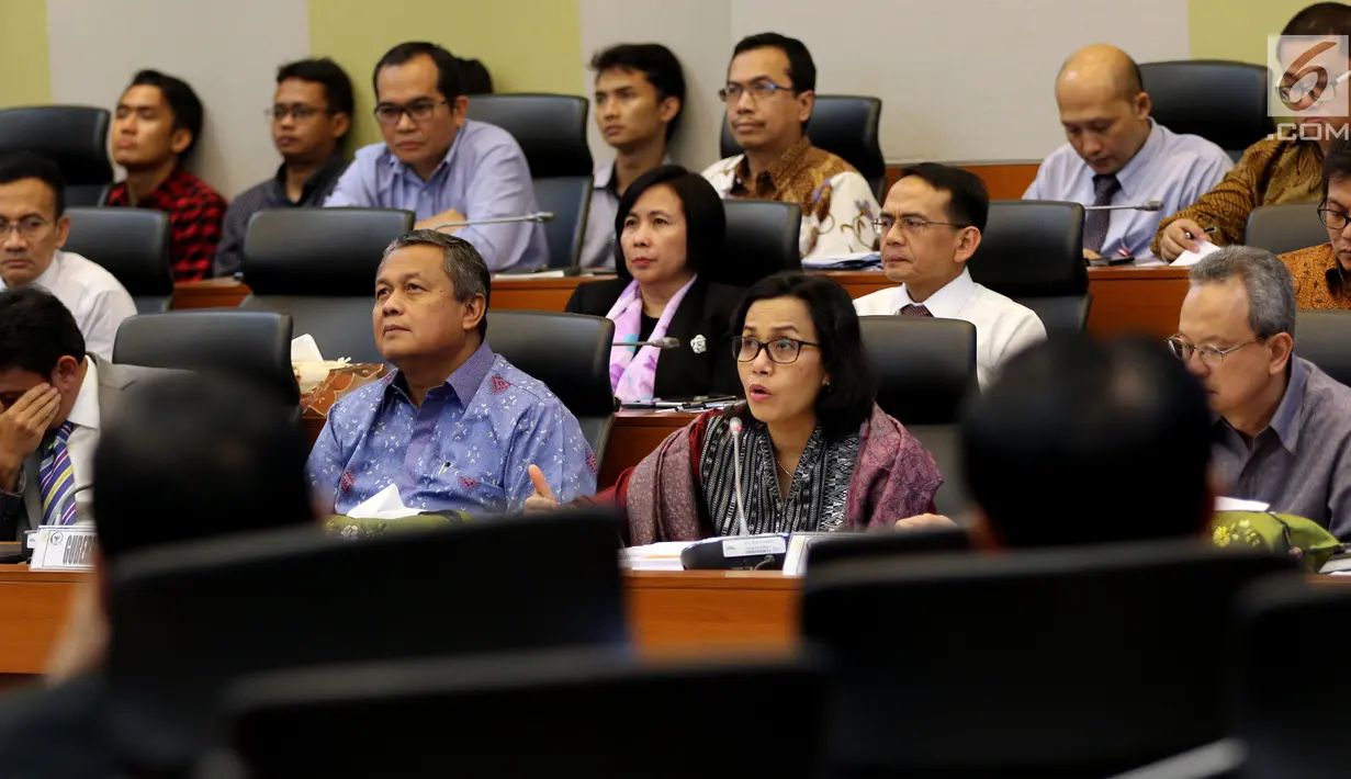 Menteri Keuangan Sri Mulyani  memberi paparan dalam rapat kerja dengan Badan Anggaran (Banggar) DPR di Gedung Nusantara II DPR, Kamis (31/5). Rapat terkait penyampaian kerangka ekonomi makro dan pokok kebijakan dalam RAPBN 2019. (Liputan6.com/Johan Tallo)