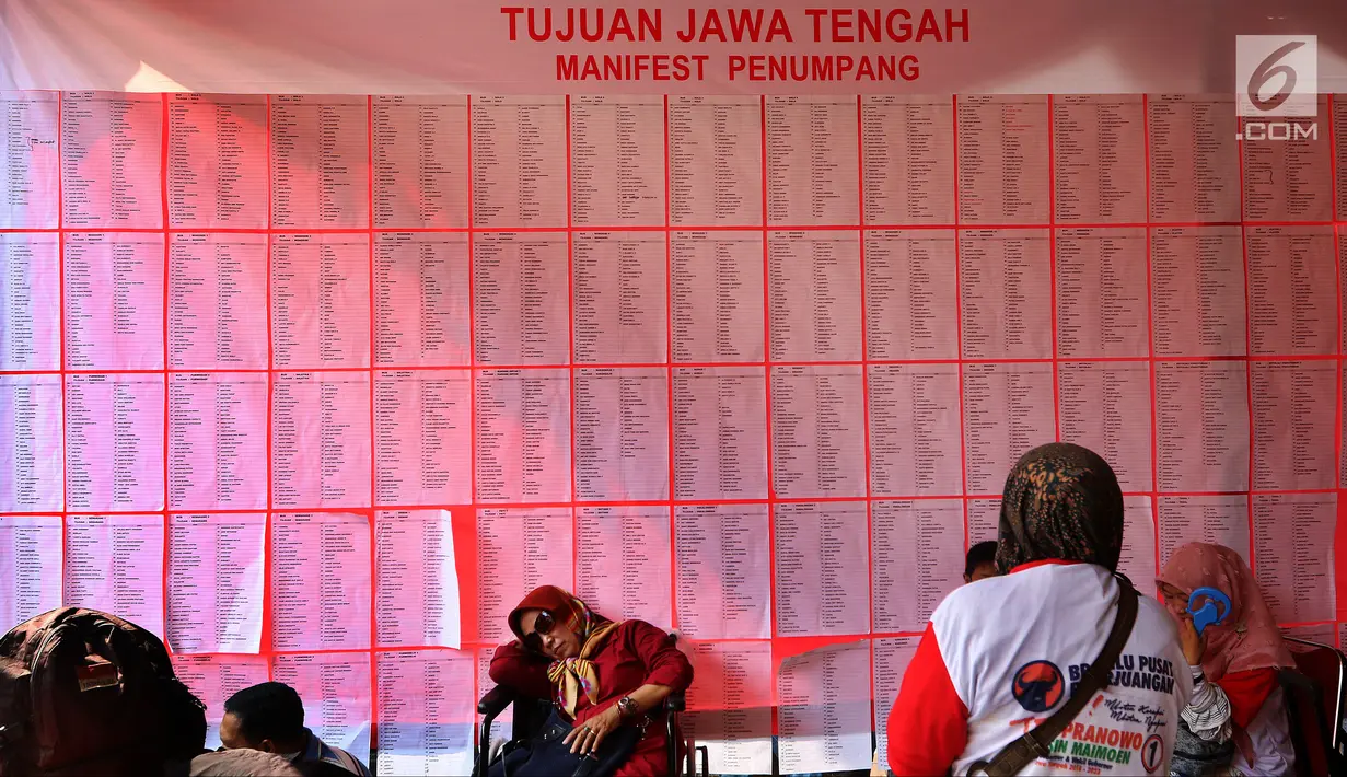 Manifest penumpang peserta mudik gratis PDIP terpampang di Kantor DPP PDIP, Jakarta, Selasa (12/6). Para peserta mudik gratis diberangkatkan dengan menggunakan 143 bus. (Liputan6.com/JohanTallo)