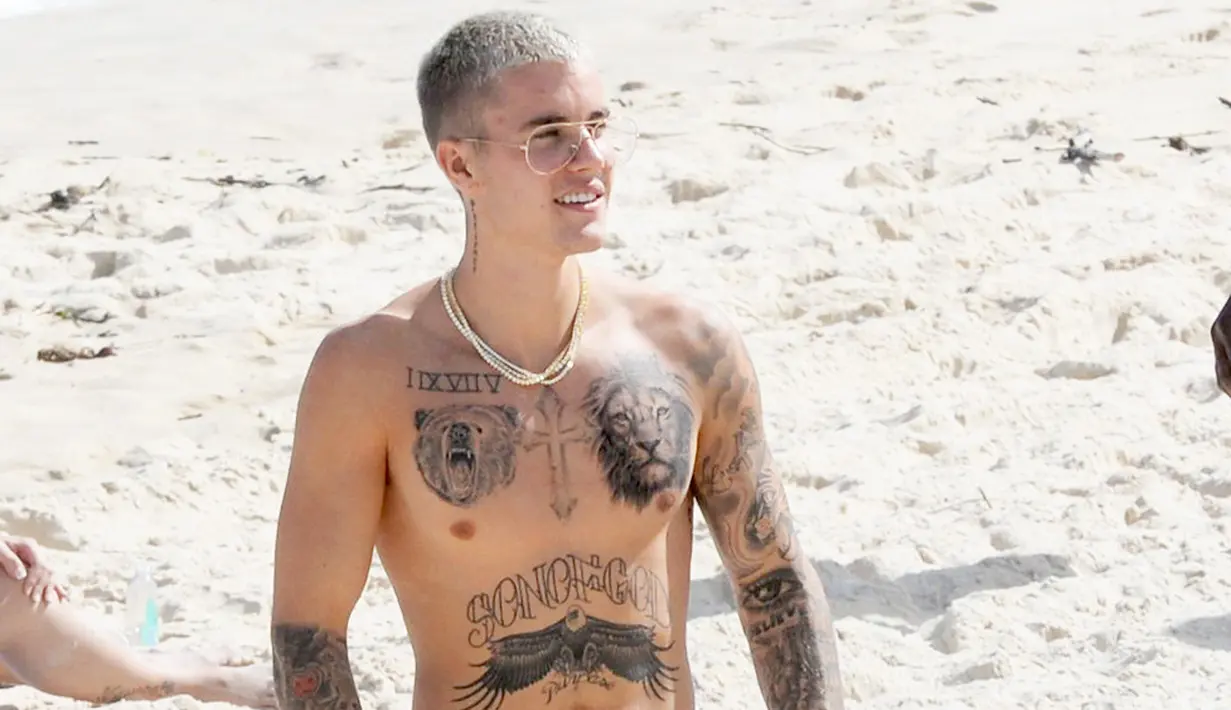 Justin Bieber memang kini sering banget terlihat shirtless di berbagai kesempatan. (Leo Marlina/Splash News)