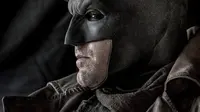Dalam film Dawn of Justice, kita bisa melihat Batman versi baru yang mengenakan kacamata khusus (goggle).