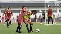 Pemain Persija, Rohit Chand (rompi) berebut bola dengan Riko Simanjuntak saat latihan resmi jelang laga melawan Arema pada lanjutan Liga 1 Indonesia 2018 di Lapangan B Kompleks GBK, Jakarta, Jumat (30/3). (Liputan6.com/Helmi Fithriansyah)