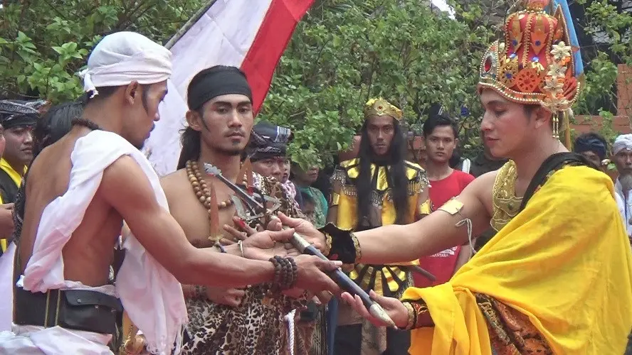 Tarian mengenai legenda pusaka Kerajaan Majapahit adalah rangkaian utama Kirab Agung Nuswantara di Mojokerto, Jawa Timur, memperingati tahun baru 1951 Saka. (Liputan6.com/Dian Kurniawan)
