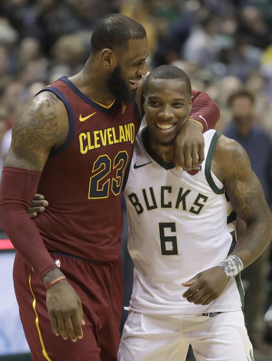 Pemain Cleveland Cavaliers, LeBron James berbincang dengan pemain Milwaukee Bucks, Eric Bledsoe usai laga NBA basketball game di BMO Harris Bradley Center, Milwaukee, (19/12/2017). Bucks menang 119-116. (AP/Morry Gash)
