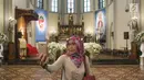 Seorang umat muslin selfie di depan mimbar Gereja Katedral, Jakarta, Jumat (1/6). Kegiatan tersebut digelar komunitas Kerja Bakti Demi Negeri sambil buka puasa bersama. (Liputan6.com/Arya Manggala)
