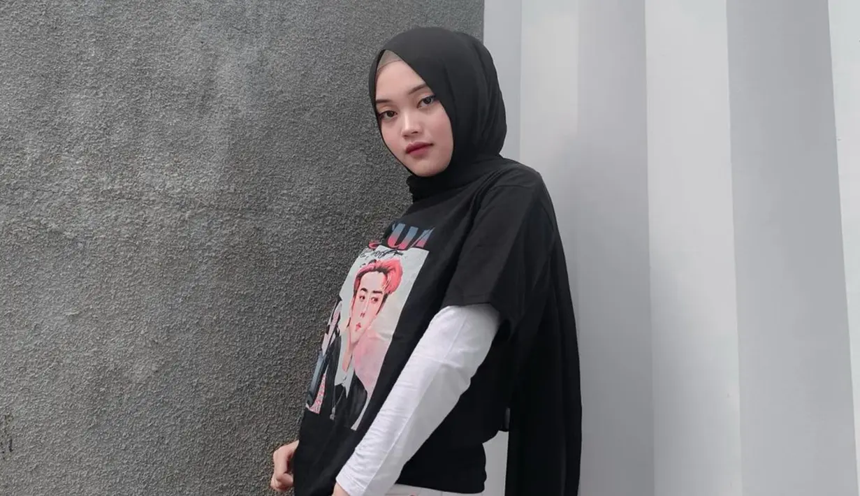 Dalam berbagai gaya pakaiannya, Putri seolah menunjukkan bahwa hijab tidak menjadi halangan untuk tampil stylish. Wanita kelahiran 29 April 2001 ini pandai dalam memadupadankan baju. (Liputan6.com/IG/putridelinaa)