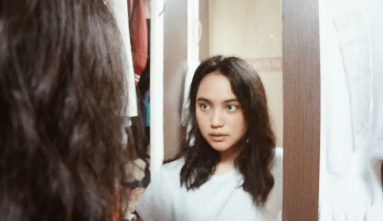 Perempuan kelahiran 1 Januari 1995 memang menawan walaupun tampil natural. Potret Rachel Amanda berkaca ini 
memperlihat sisi kecantikannya tanpa balutan makeup. Berbagai pujian pun mengalir dari netizen melihat Rachel Amanda tampil natural. (Liputan6.com/IG/@auroramanda95)