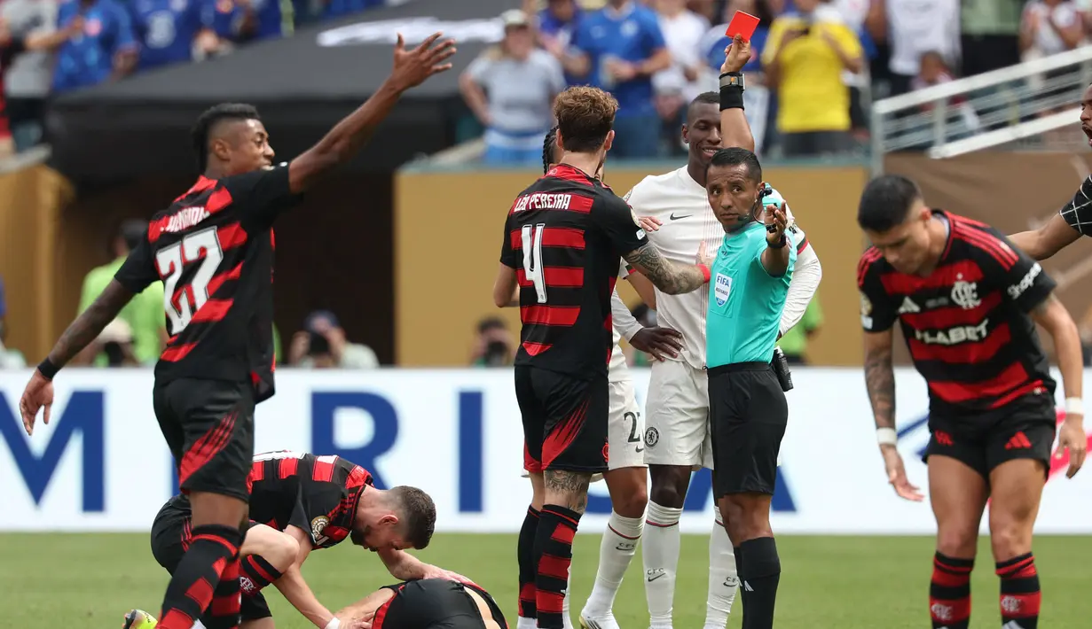 Pemain Chelsea, Nicolas Jackson diganjar kartu merah oleh wasit saat laga Grup D Piala Dunia Antarklub 2025 melawan Flamengo di Lincoln Financial Field stadium, Philadelphia, Amerika Serikat, Sabtu (21/06/2025) WIB. (AFP/Franck Fife)