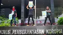 Sejumlah demonstran mengelar aksi teatrikal di depan Gedung KPK, Jakarta, Rabu (4/3/2015). Aksi tersebut mengecam keputusan Plt Ketua KPK Taufiequrachman Ruki yang melimpahkan kasus Komjen Pol Budi Gunawan ke Kejaksaan Agung. (Liputan6.com/Yoppy Renato)