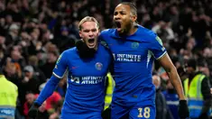 Pemain Chelsea Mykhailo Mudryk (kiri) merayakan bersama rekan setimnya Christopher Nkunku setelah mencetak gol ke gawang Newcastle United pada pertandingan sepak bola perempat final Piala Liga Inggris atau Carabao Cup 2023/2024 di Stamford Bridge, London, Inggris, Selasa (19/12/2023). (AP Photo/Kirsty Wigglesworth)