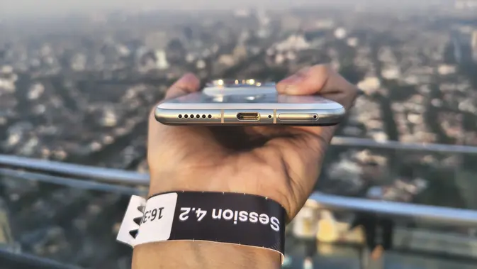 <p>Tampak bawah Huawei Pura 80 Pro. (Liputan6.com/ Anka Fergy Agustian)</p>
