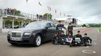 Promosikan Mobil Listrik, Rolls Royce Gandeng 10 Anak SD